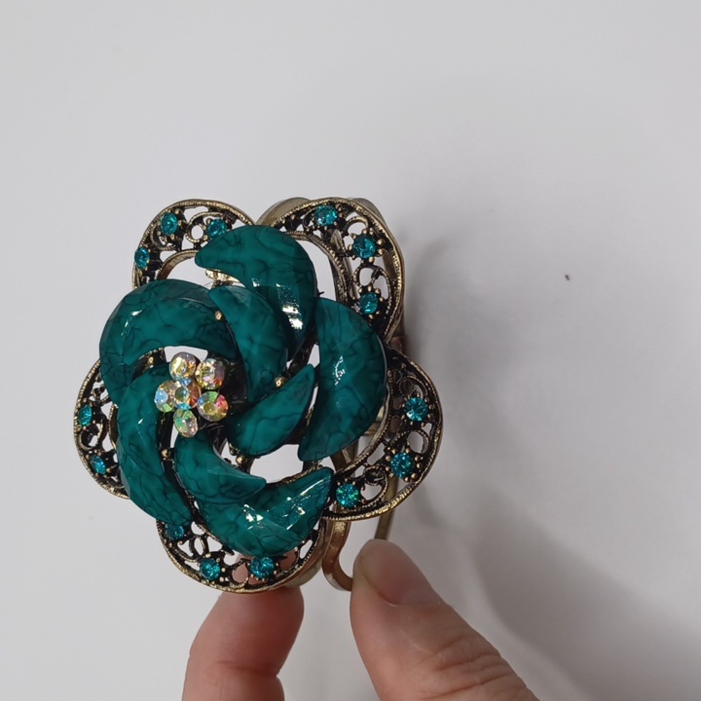 Turquoise Colored flower Bracelet - Picture 3 of 7